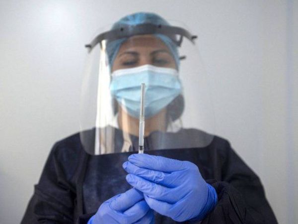 Uruguay comenzó a aplicar la tercera dosis de la vacuna contra el coronavirus | .::Agencia IP::.