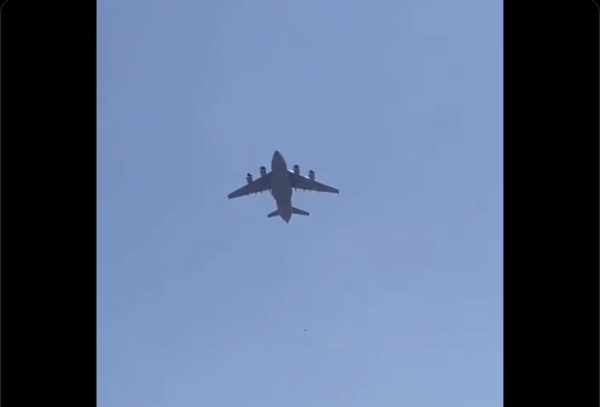 Crónica / [VÍDEO] Civiles caen hacia su muerte intentando huir de Afganistán en avión