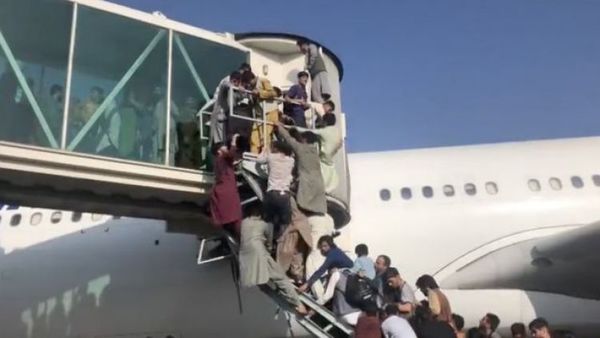 Caos en Afganistán por el terror a los talibanes: al menos cinco muertos en el aeropuerto de Kabul