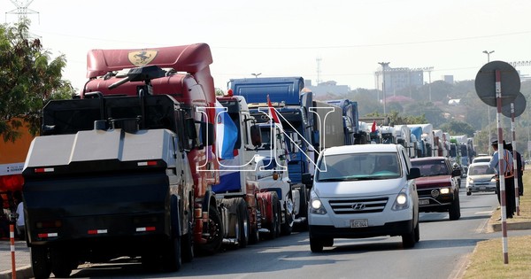 La Nación / Camioneros están preparados para aguantar un mes más de paro, dice gremialista