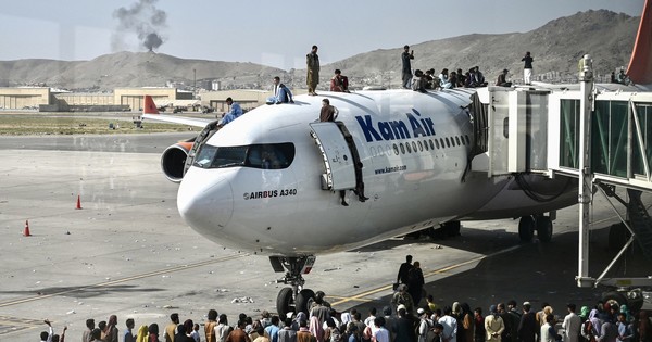 La Nación / Soldados de EEUU matan a dos hombres armados en aeropuerto de Kabul