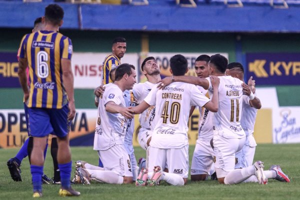 Guaraní golea y se aferra a la punta | Noticias Paraguay