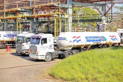 Funcionarios de Petropar anuncian huelga si no llegan a un acuerdo con el Gobierno | Ñanduti