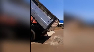 Diario HOY | VIDEO | Camioneros bloquean ruta en el Km 30 Minga Guazú y "desafían" al gobierno