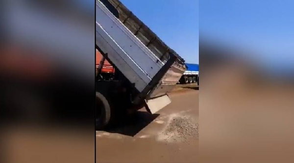 Diario HOY | VIDEO | Camioneros bloquean ruta en el Km 30 Minga Guazú y "desafían" al gobierno