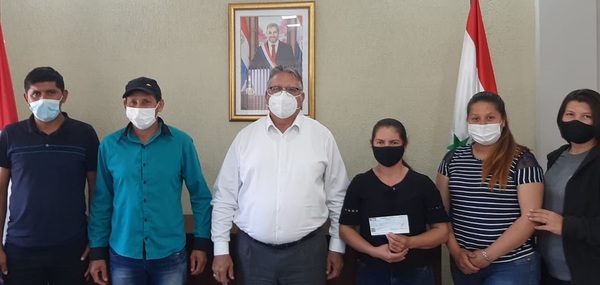 Gobernador entrega aporte para construcción de Sistema de Agua Potable - Noticiero Paraguay