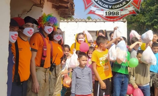 Diario HOY | Bomberos de Caacupé entregaron regalos a niños por su día