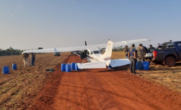 Seis detenidos con narcoavioneta boliviana y 300 kg de cocaína