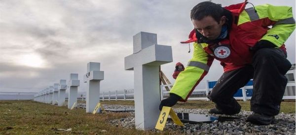 Cruz Roja retoma trabajos para identificar a soldados argentinos enterrados en las Malvinas