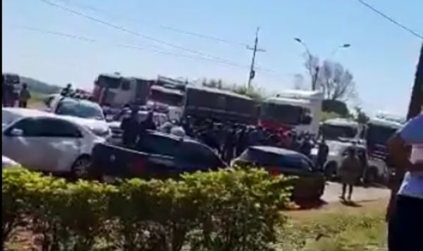 Capitán Miranda: Camioneros bloquearon el paso de la caravana presidencial - Nacionales - ABC Color