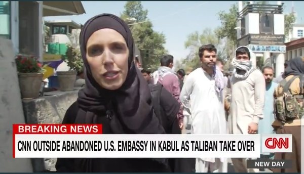 Afganistán: el notorio cambio de vestimenta de las periodistas occidentales tras la llegada de los talibanes a Kabul