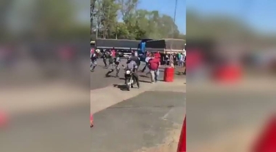 Diario HOY | Batalla campal entre policías y camioneros al despejar cruce Paraguarí-Villarrica