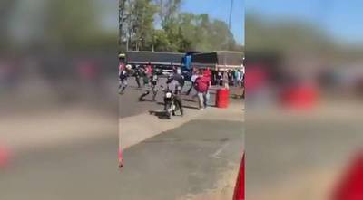 Batalla campal entre policías y camioneros al despejar cruce Paraguarí-Villarrica