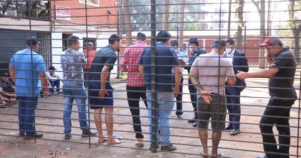 La Nación / Tres fiscales tienen a su cargo investigar a los 17 camioneros detenidos en el Este