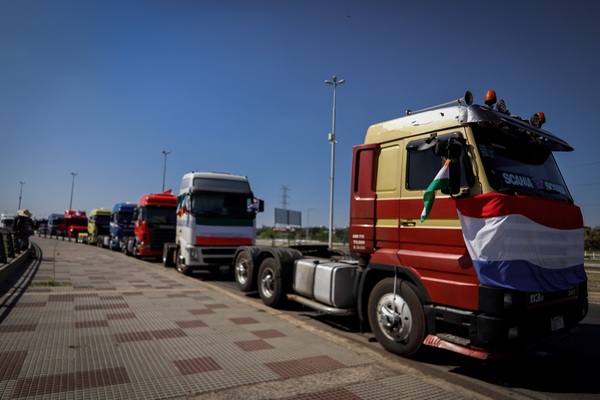 Camioneros paraguayos mantienen el paro y esperan la decisión del Congreso - MarketData