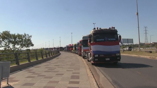 Camioneros mantienen el paro y esperan decisión del Congreso