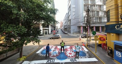 La Nación / Pintan paso peatonal de ñandutí frente al MOPC en reclamo a la cuestionada pasarela de Luque