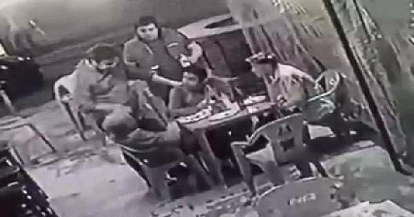 La Nación / Viralizan video de circuito cerrado donde se ve cómo agreden a un adolescente en Concepción