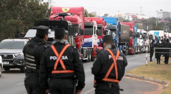 Camioneros mantienen el paro y esperan decisión del Congreso