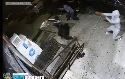 ¡Al mejor estilo narco! Tres sujetos dispararon contra un grupo en Brooklyn (Video)