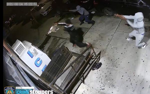 ¡Al mejor estilo narco! Tres sujetos dispararon contra un grupo en Brooklyn (Video)