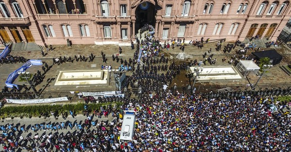 La Nación / Protestan en Argentina contra Fernández por festejo durante el confinamiento por el COVID