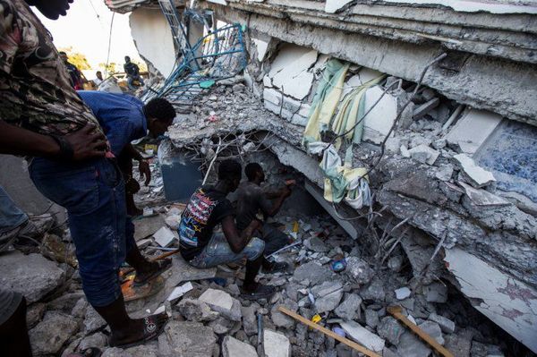 Cifra de muertos en terremoto de Haití se dispara a casi 1.300