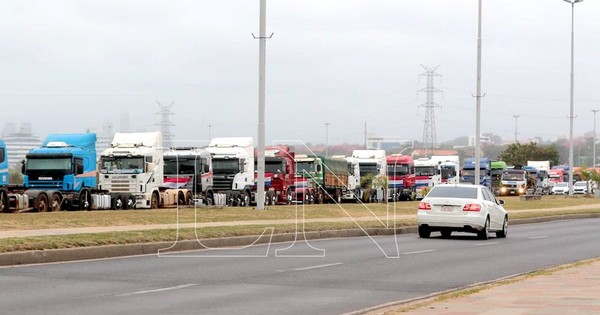 La Nación / Plural: ciudadanos esperan que se levante el paro de camioneros
