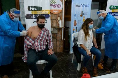 Uruguay comenzó a aplicar una tercera dosis de vacunas
