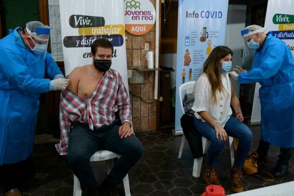 Uruguay comenzó a aplicar una tercera dosis de vacunas