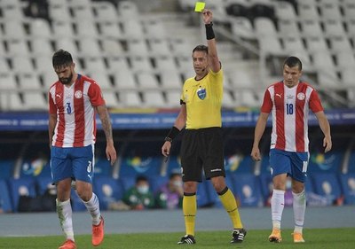 Crónica / Matonte, Claus y Tobar en los chutes de la Albirroja