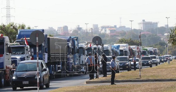 La Nación / Paro de camioneros tiene trasfondo político y no económico, denuncian