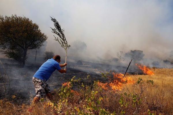Bomberos continúan batallando contra gran incendio al noroeste de Atenas - Mundo - ABC Color