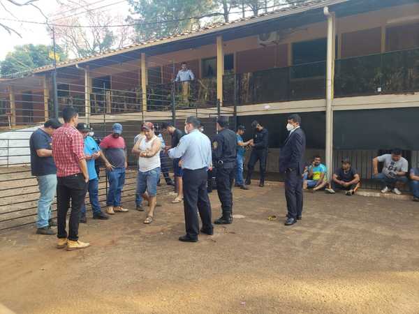 La Policía utiliza la fuerza y detiene a unos 17 camioneros para despejar rutas del Alto Paraná - La Clave