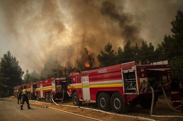 Miles de evacuados por un incendio en Francia que ya quemó 5.000 hectáreas | .::Agencia IP::.