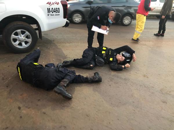 Dos POLICIAS herido en percance entre MOTO y CAMION