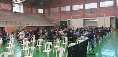 Masiva concurrencia en vacunatorios de CDE y continúan los reclamos - La Clave