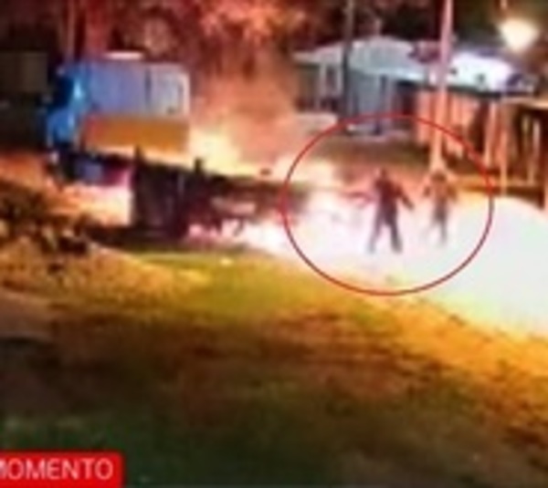 Queman vehículo con el propietario dentro - Paraguay.com
