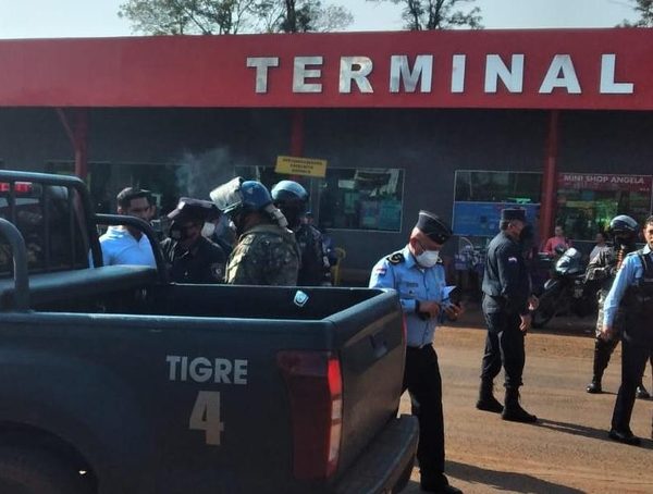 Policía utiliza la fuerza y detiene a camioneros por bloqueo de Ruta PY 02 en Minga Guazú – Diario TNPRESS