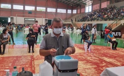 Unas 10.000 personas se aplicaron su segunda dosis pese a la lentitud