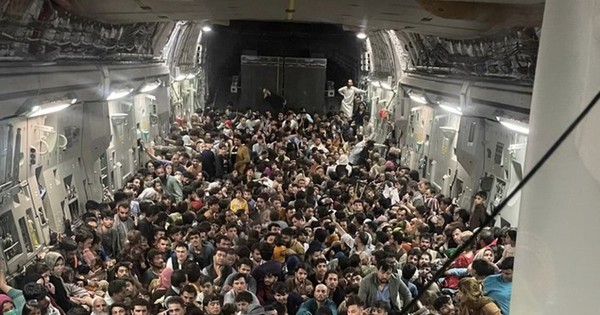 La Nación / Más de 600 afganos se apiñaron en un avión militar de EEUU para huir del país