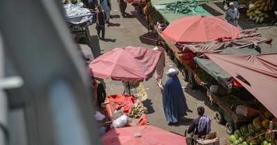 La Nación / Pocas mujeres y mucho recelo en las calles de Kabul