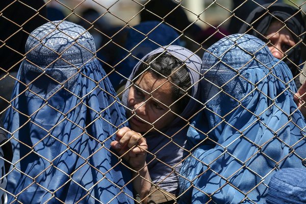 Las restricciones y castigos más crueles que imponen los talibanes a las mujeres