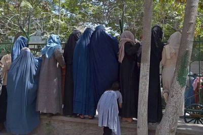 Portavoz talibán asegura que permitirán educarse a las mujeres en Afganistán - Mundo - ABC Color