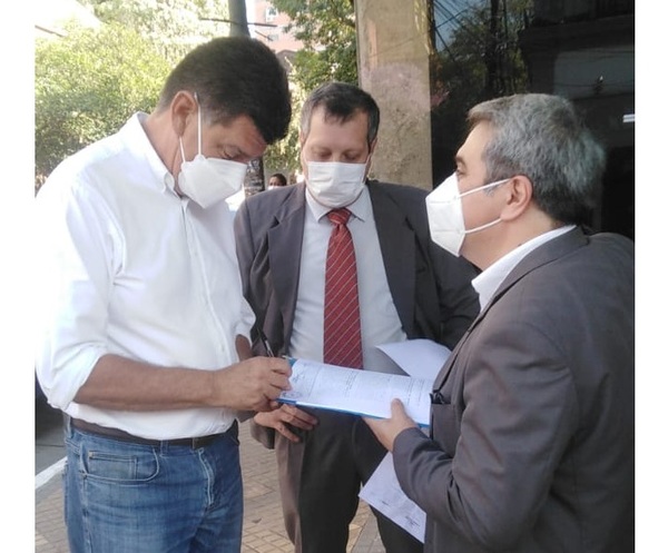 Opositores presentaron denuncian penal contra Horacio Cartes