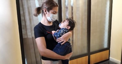 La Nación / Padres de niño con atrofia muscular piden ayuda para adquirir medicamento