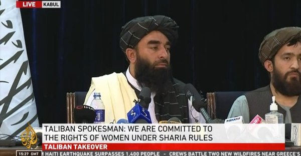 Talibanes aseguran en primera rueda de prensa que las mujeres podrán trabajar