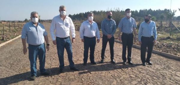 Avanza trabajo de pavimentación desde Cerro Corái hasta el cementerio Suizo-Alemán
