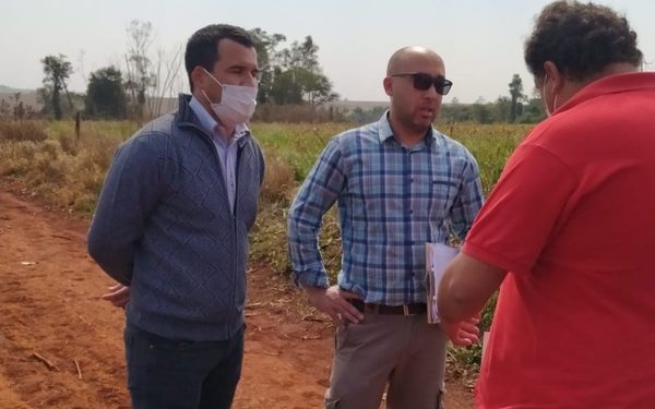 Oficial de Justicia autoriza a avivados a invadir fincas productivas de paraguayos en Tape Yke