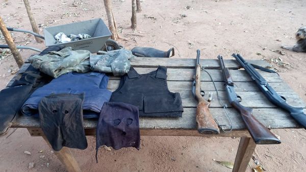 Policía encuentra armas en busca de supuestos sicarios